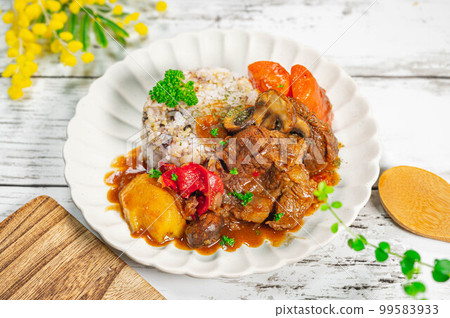 Beef curry with multigrain rice 99583933