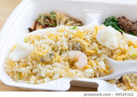 美味的海鮮炒飯便當 美味的海鮮炒飯便當 99584102