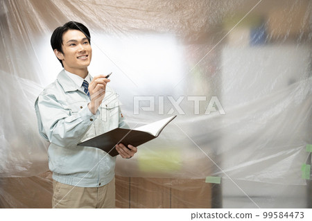 A man at a construction shop who makes an estimate for renovation 99584473