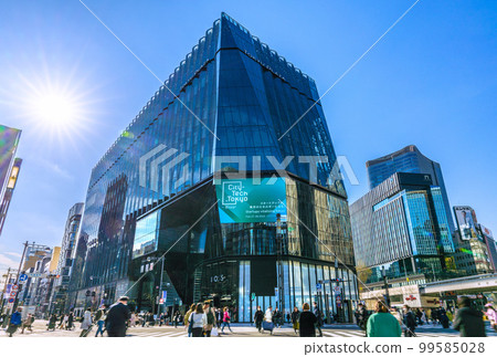 在日本 Sukiyabashi 十字路口的東京城市景觀。你會擺脫面具妄想的詛咒嗎？室外或室內都不需要面具！ = 20 天 99585028