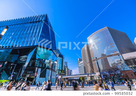 在日本 Sukiyabashi 十字路口的東京城市景觀。你會擺脫面具妄想的詛咒嗎?室外或室內都不需要面具! = 20 天 在日本 Sukiyabashi 十字路口的東京城市景觀。你會擺脫面具妄想的詛咒嗎?室外或室內都不需要面具! = 20 天 99585032