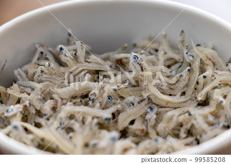 碗裡的干幼沙丁魚 碗裡的干幼沙丁魚 99585208