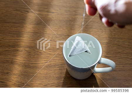 在一杯熱水中加入茶包 99585396