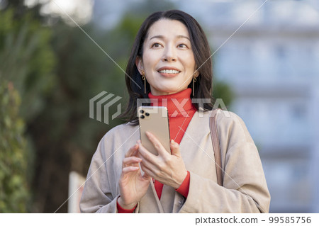 Arafif woman with a smartphone 99585756