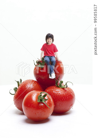 我愛番茄！ Tomato Boy Boy 坐在巨型番茄上（合成） 99585817