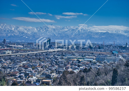 Toyama City and the Tateyama Mountain Range seen from the Kurehayama Park Observatory 99586237