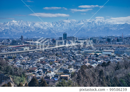 從吳早山公園展望台看到的富山市和立山連峰 99586239