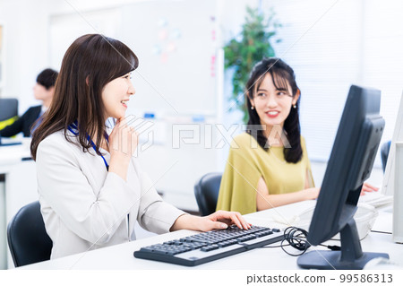 A woman who does desk work while talking happily 99586313