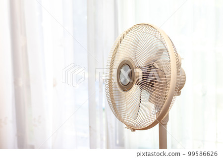 Fan that rotates the blades 99586626