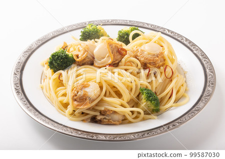 Peperoncino with baby scallops and broccoli 99587030
