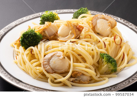 Peperoncino with baby scallops and broccoli Peperoncino with baby scallops and broccoli 99587034