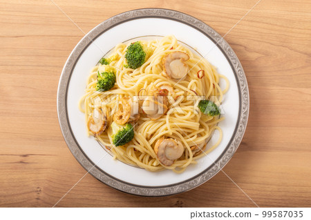 Peperoncino with baby scallops and broccoli 99587035