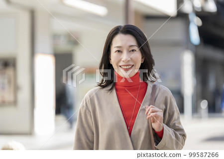 阿拉菲夫女人微笑著看著相機 99587266