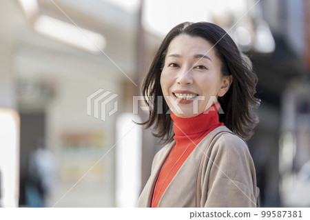 一個 40 多歲的女人對著鏡頭微笑 99587381