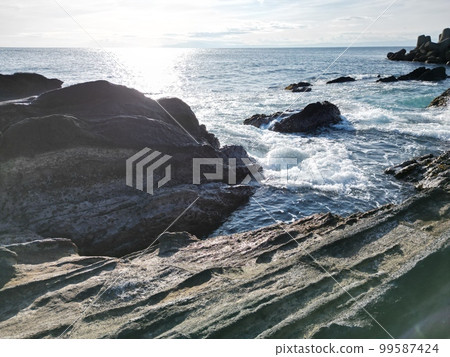 城島的波浪和日落 99587424