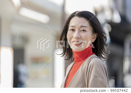 阿拉菲夫女人微笑著看著相機 阿拉菲夫女人微笑著看著相機 99587442