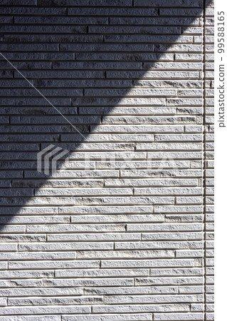 新建獨立屋的外牆和陶瓷壁板 新建獨立屋的外牆和陶瓷壁板 99588165