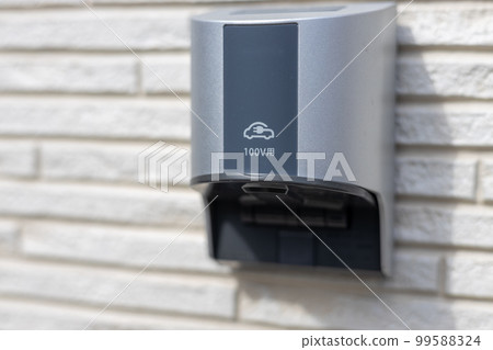 100V outdoor outlet attached to the outer wall of a detached house 99588324
