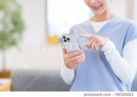 A woman who operates a smartphone. A woman who operates a smartphone. 99588881