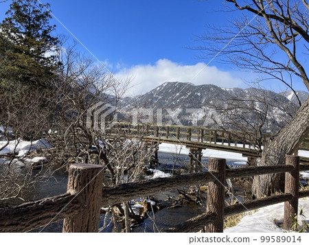 冬天結冰的 Okunikkoyu 湖 冬天結冰的 Okunikkoyu 湖 99589014