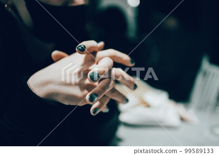 Men's hands with gel nails 99589133