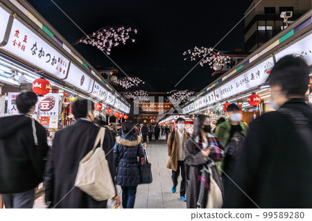 日本淺草寺的東京城市景觀。仲見世商業街的夜晚 99589280