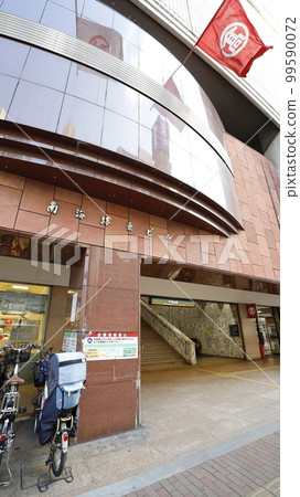 南海高野線堺東站西北口直達百貨公司高島屋。 99590072