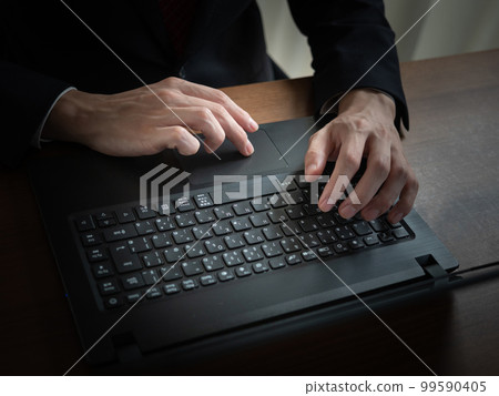 使用筆記本電腦的人 使用筆記本電腦的人 99590405