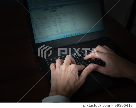 一名男子在筆記本電腦上進行可疑操作 99590412