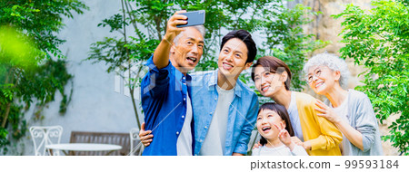 三代家庭用智能手機拍攝 99593184