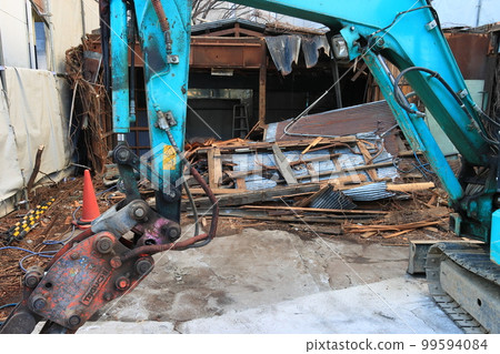 木屋拆除現場重型機械拆除工作 木屋拆除現場重型機械拆除工作 99594084