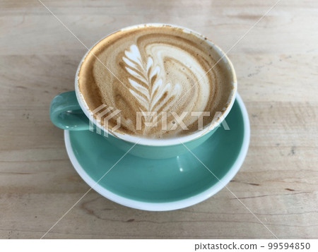 Hot cafe latte (latte art) 99594850
