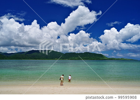 The sea of Hososaki coast, Kohama Island, Okinawa Prefecture The sea of Hososaki coast, Kohama Island, Okinawa Prefecture 99595908
