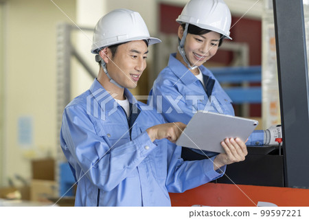 Warehouse worker having a meeting 99597221