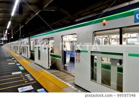 Yoyogi-Uehara Station, the early morning platform of the Odakyu and Chiyoda lines 99597346