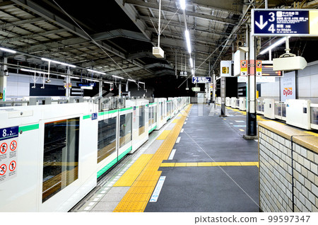 Yoyogi-Uehara Station, the early morning platform of the Odakyu and Chiyoda lines 99597347