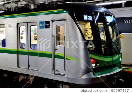 Yoyogi-Uehara Station, the early morning platform of the Odakyu and Chiyoda lines 99597357
