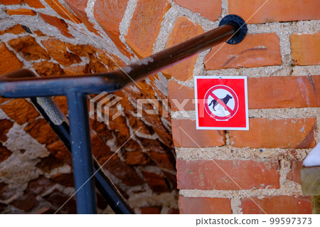 Warning sign at the front door of the building. Dogs prohibited 99597373