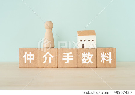 一個街區,一個娃娃和一個房子寫成經紀費 一個街區,一個娃娃和一個房子寫成經紀費 99597439