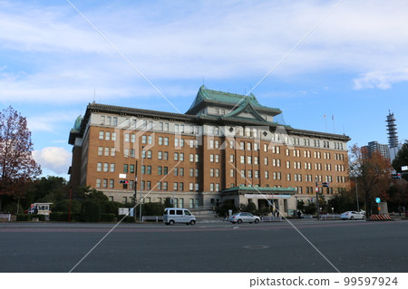 代表昭和初期莊嚴政府大樓的愛知縣政府大樓。 99597924