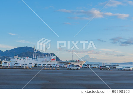 Mount Fuji from the fishing port 99598163