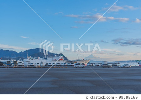Mount Fuji from the fishing port 99598169