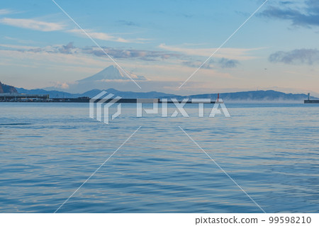 Mount Fuji from the fishing port 99598210