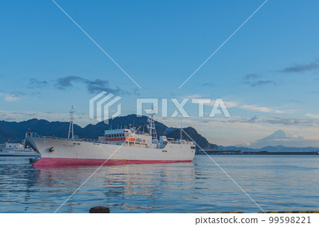 Mount Fuji from the fishing port 99598221