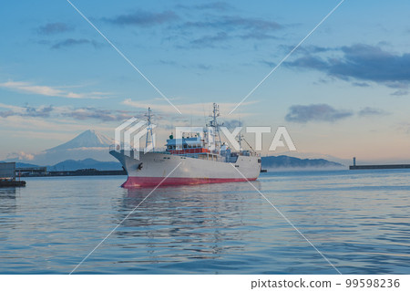 Mount Fuji from the fishing port 99598236