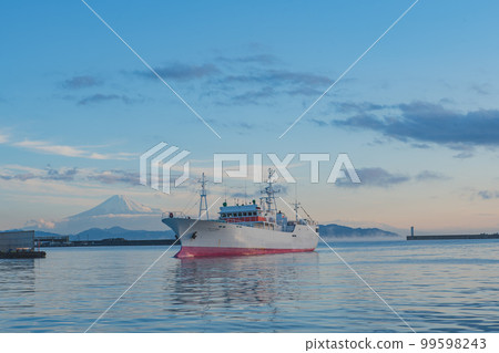 Mount Fuji from the fishing port 99598243