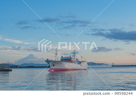 Mount Fuji from the fishing port 99598244