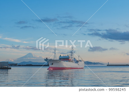 Mount Fuji from the fishing port 99598245