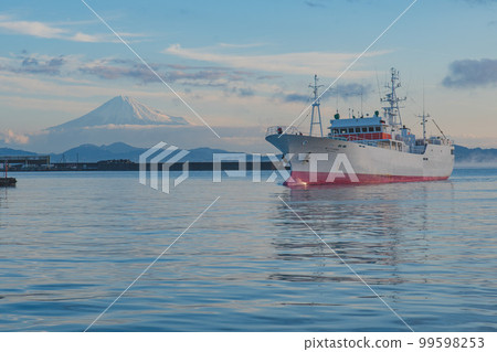 Mount Fuji from the fishing port 99598253