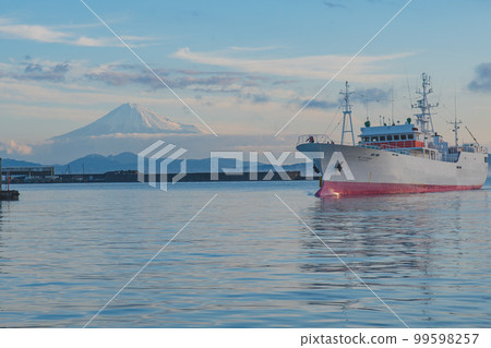 Mount Fuji from the fishing port Mount Fuji from the fishing port 99598257